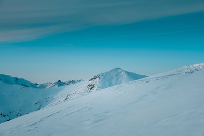 白昼蓝天雪山